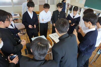 各グループの意見を全体でまとめています